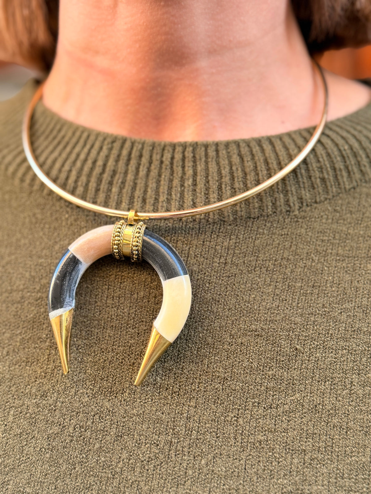 Collana donna dorata con pendente a corno nero e crema