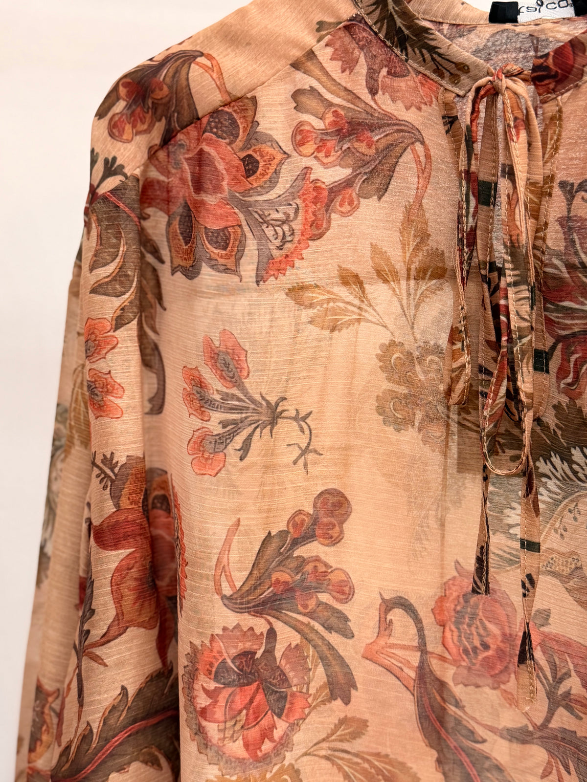 Dettaglio Blusa donna floreale con fiocco al collo e manica lunga