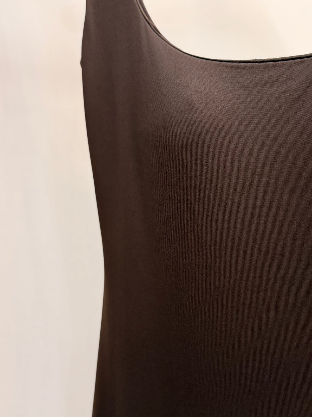Abito donna midi smanicato dettaglio