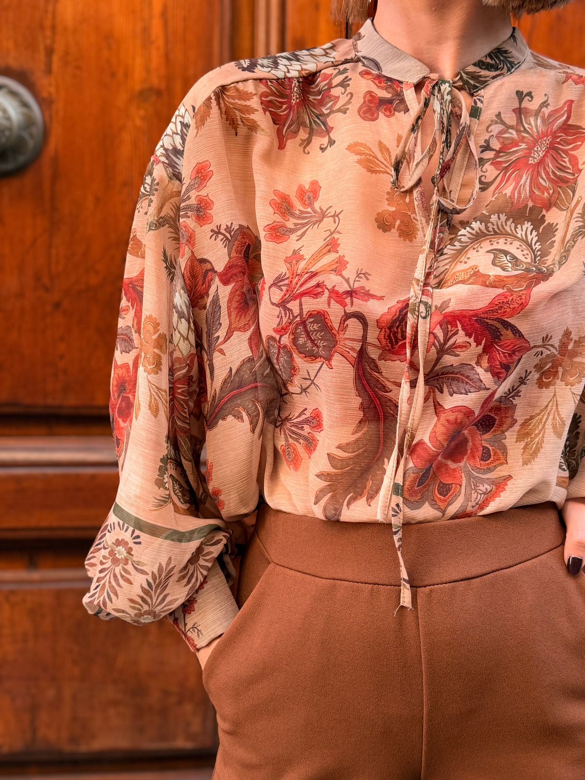 Dettaglio Blusa donna floreale con fiocco al collo e manica lunga 