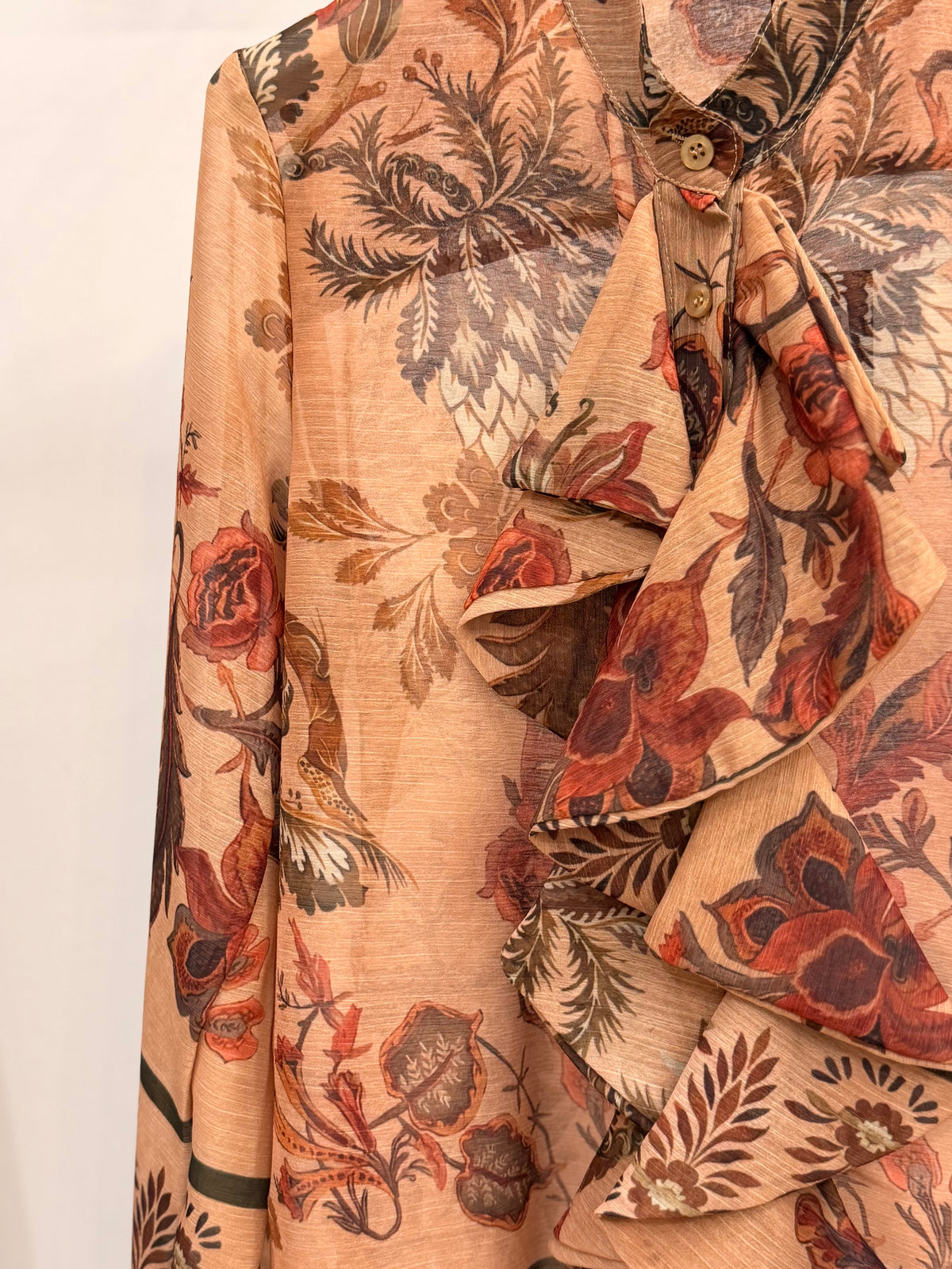 Dettaglio Blusa donna floreale con rouches sul davanti