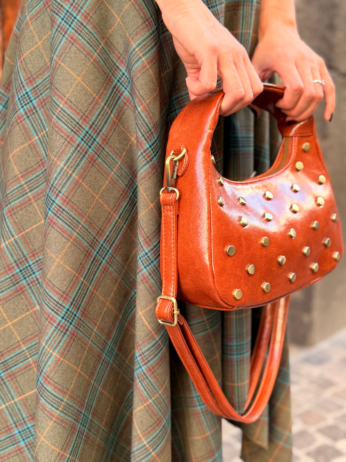 Borsa donna a spalla color cognac con borchie