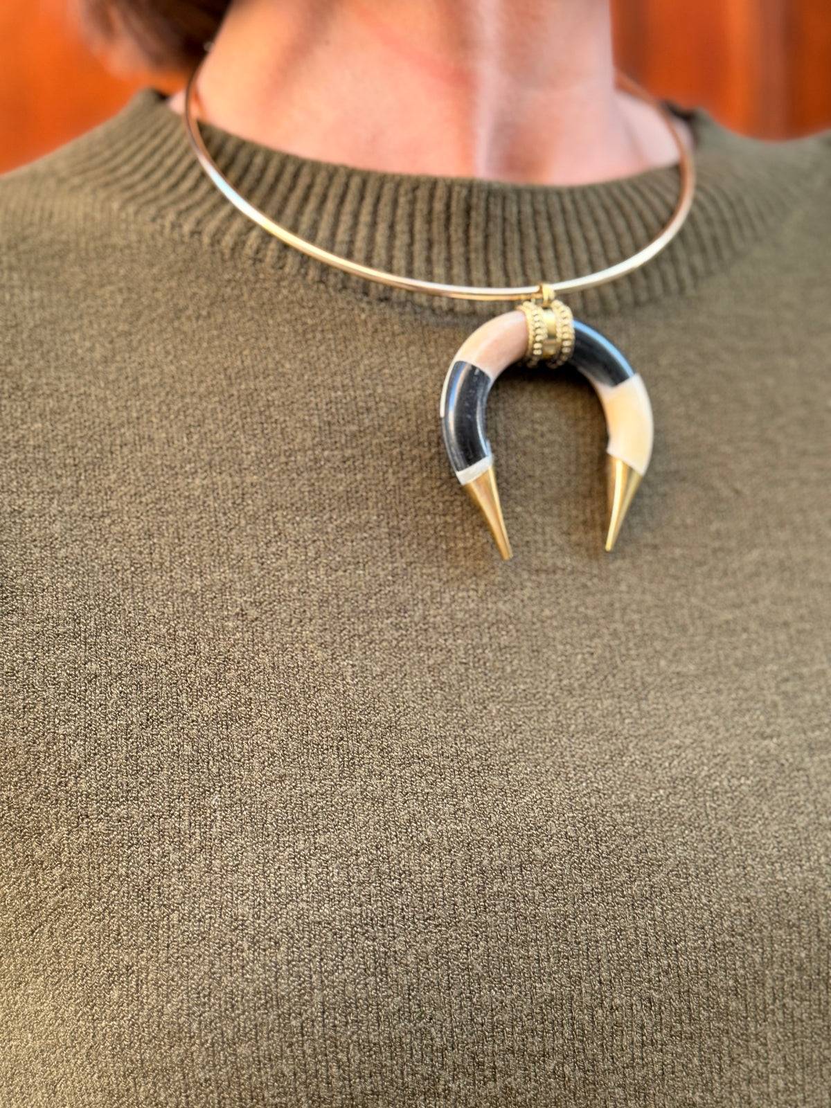 Collana donna dorata con pendente a corno nero e crema