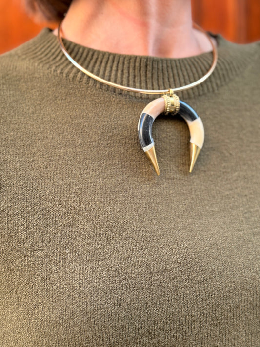 Collana donna dorata con pendente a corno nero e crema