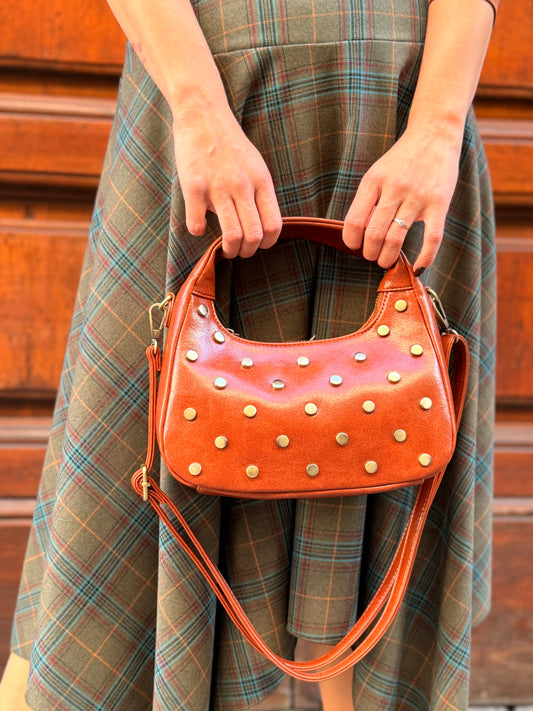 Borsa donna a spalla color cognac con borchie