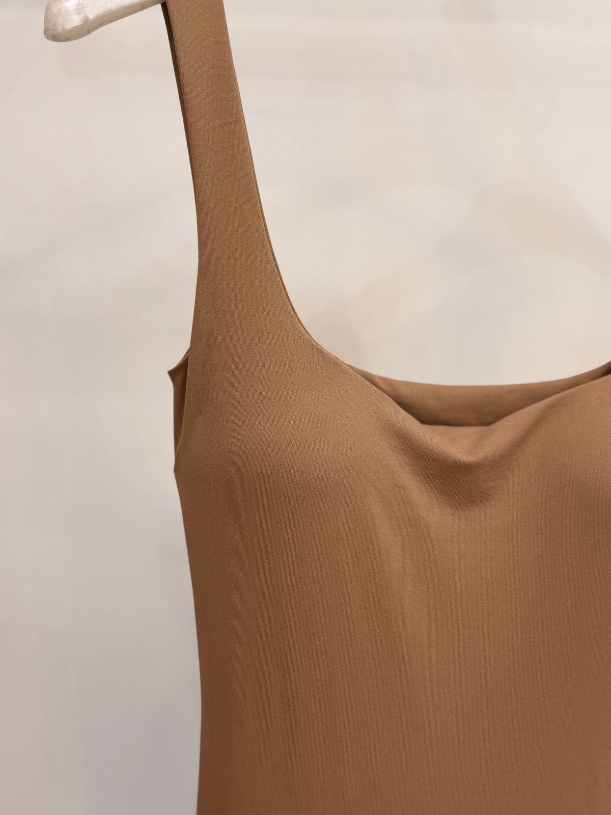 Abito donna midi smanicato dettaglio 