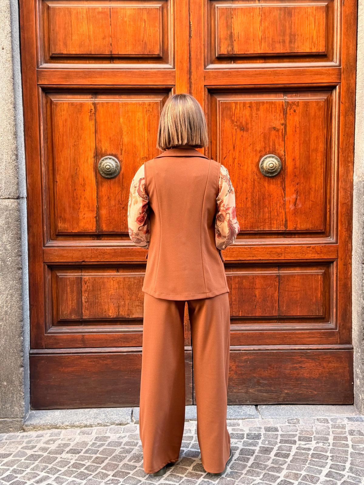 Retro Gilet Donna Sartoriale Color Cognac indossato 
