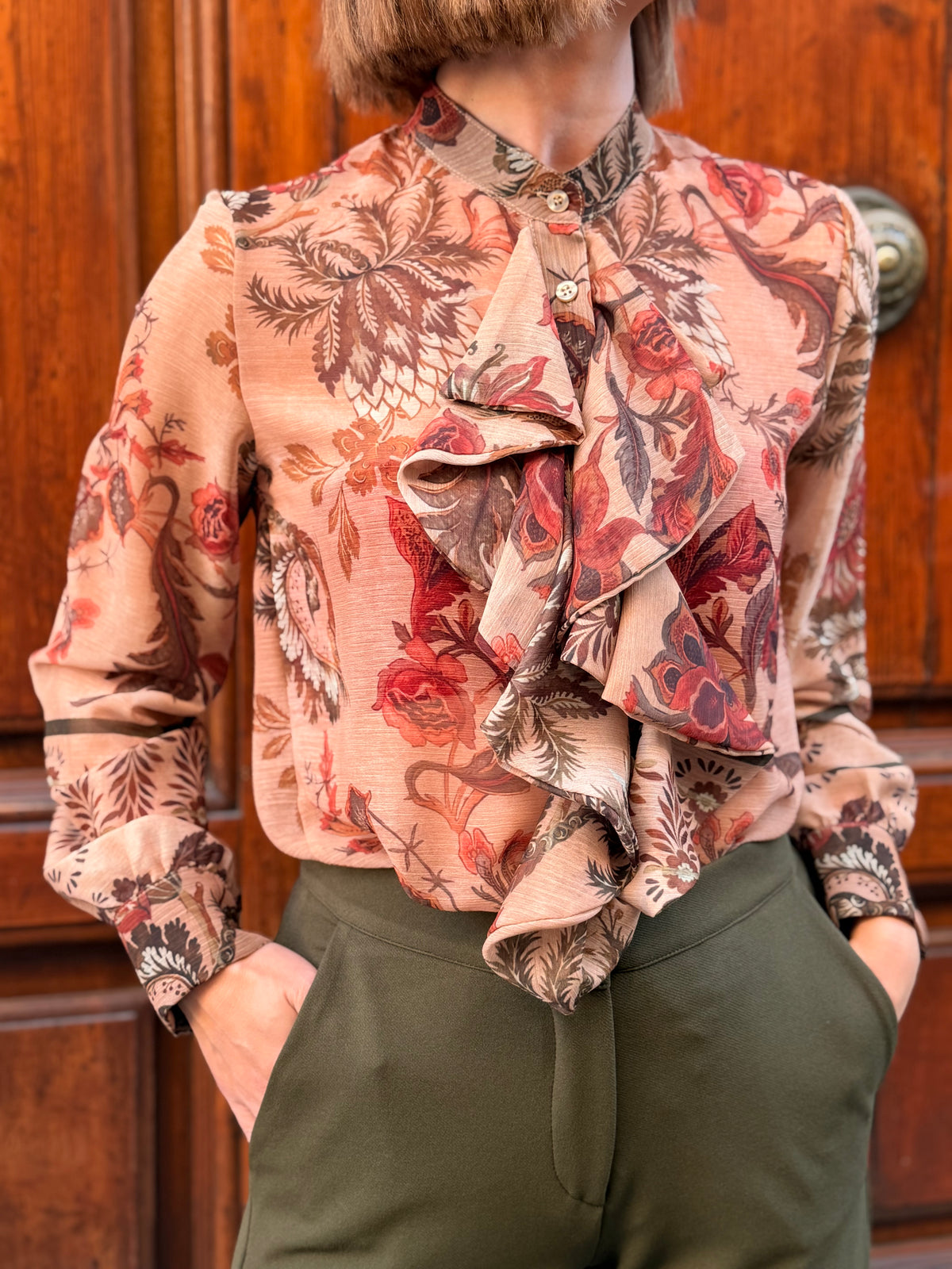 Blusa donna floreale con rouches sul davanti Indossata 