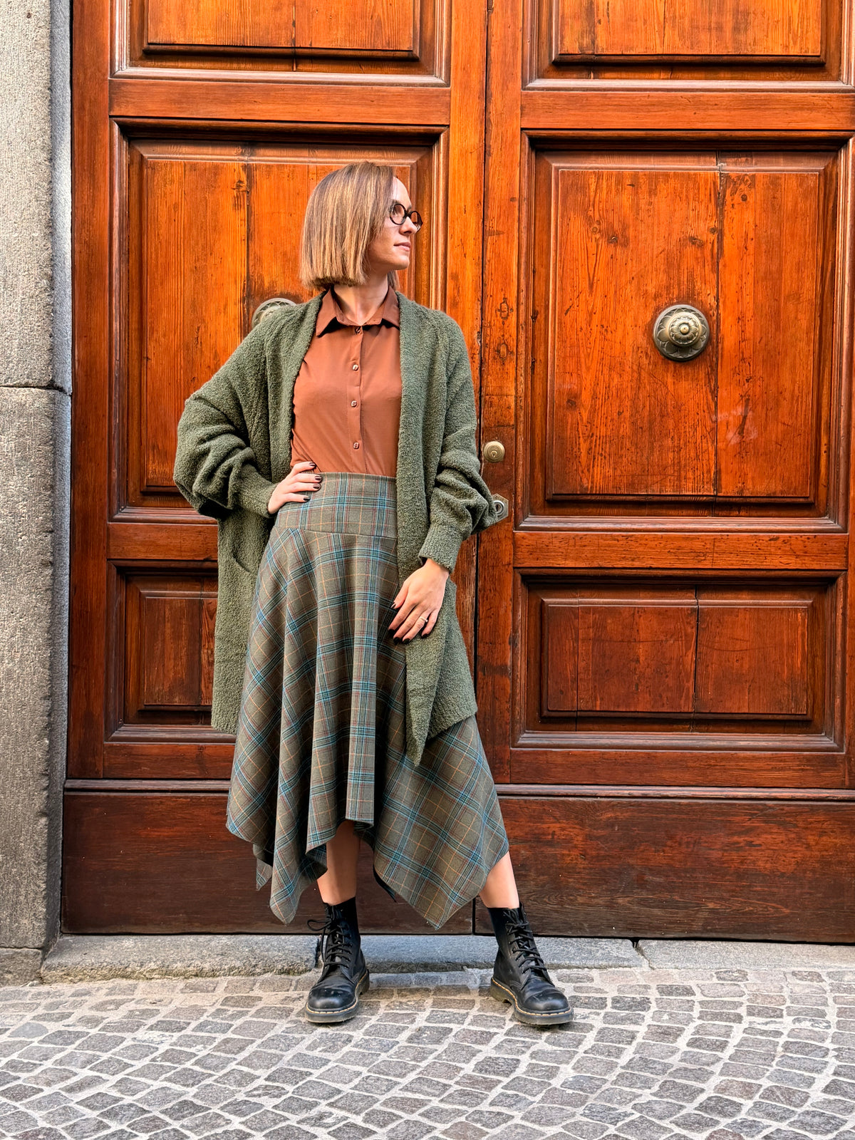 Outfit  con Cardigan donna bouclé verde salvia con tasche