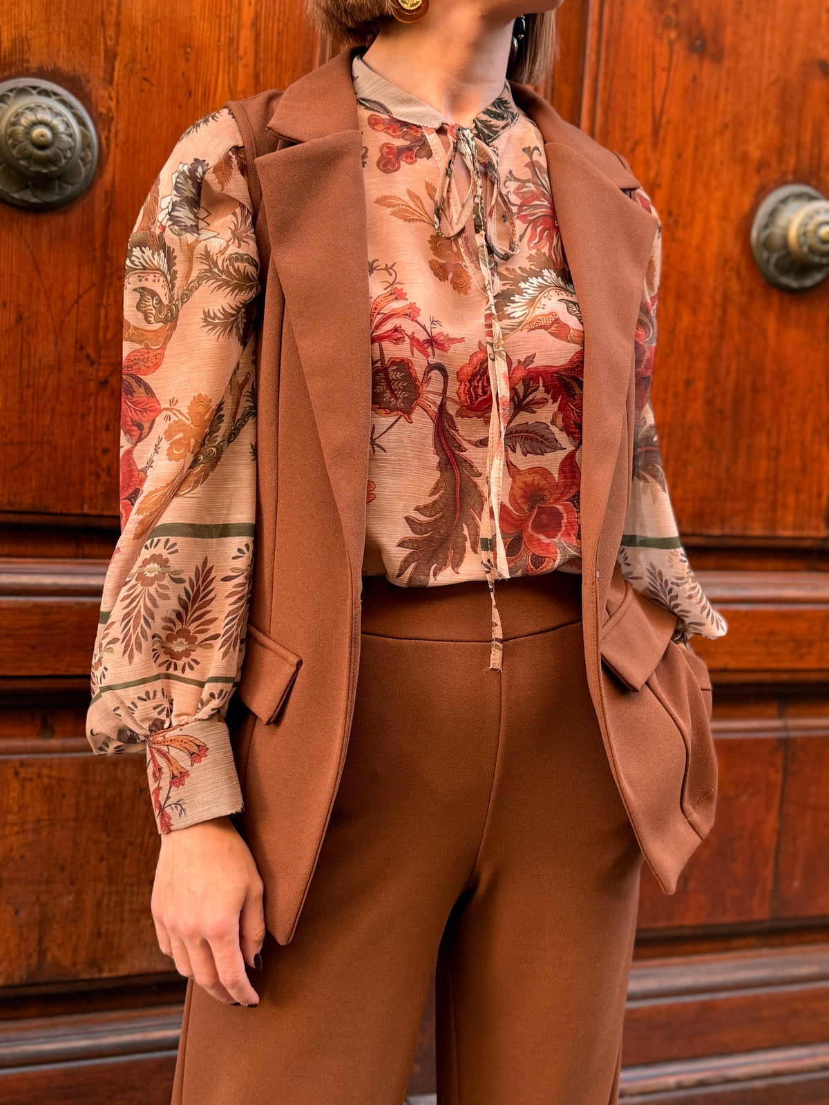 Gilet Donna Sartoriale Color Cognac Indossato aperto