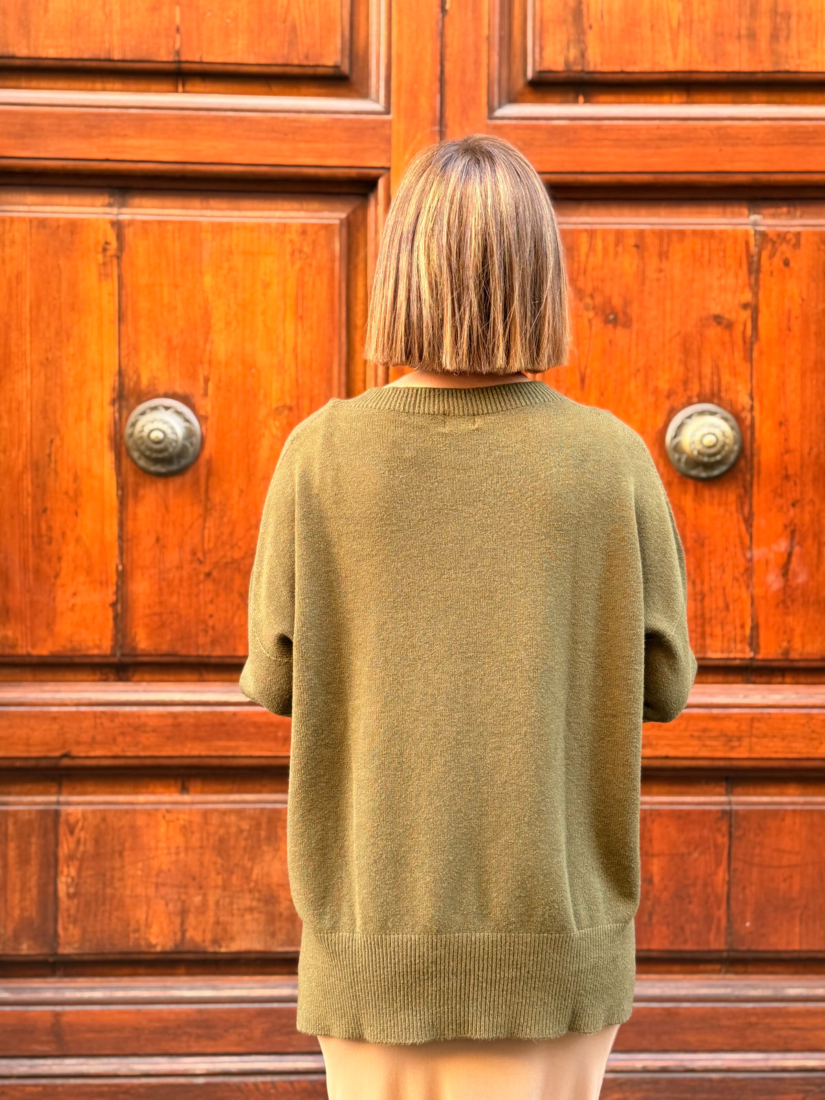 Maglia donna girocollo verde oliva retro indossato 
