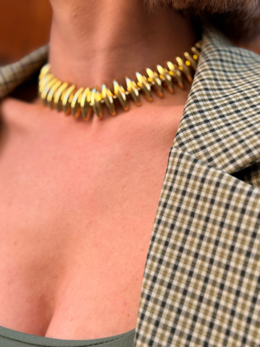 Collana donna con dettagli metallici indossata