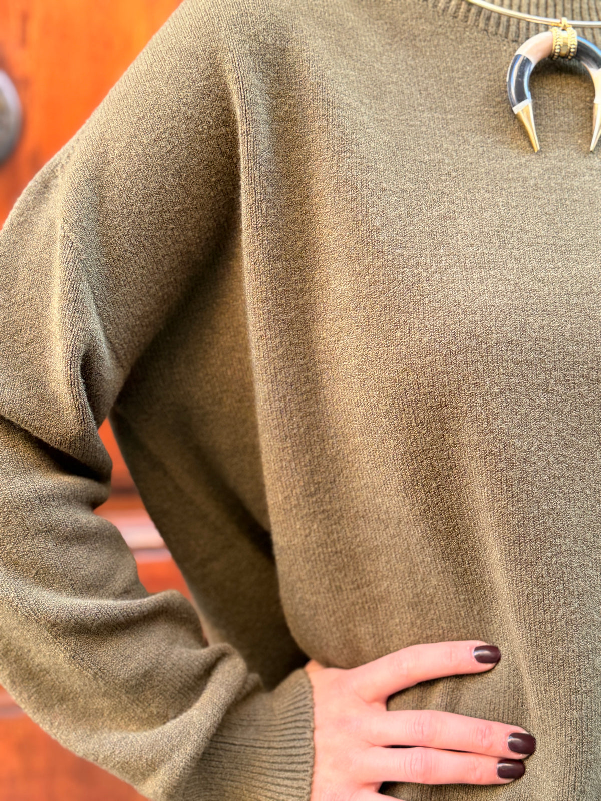 Dettaglio Maglia donna girocollo verde oliva